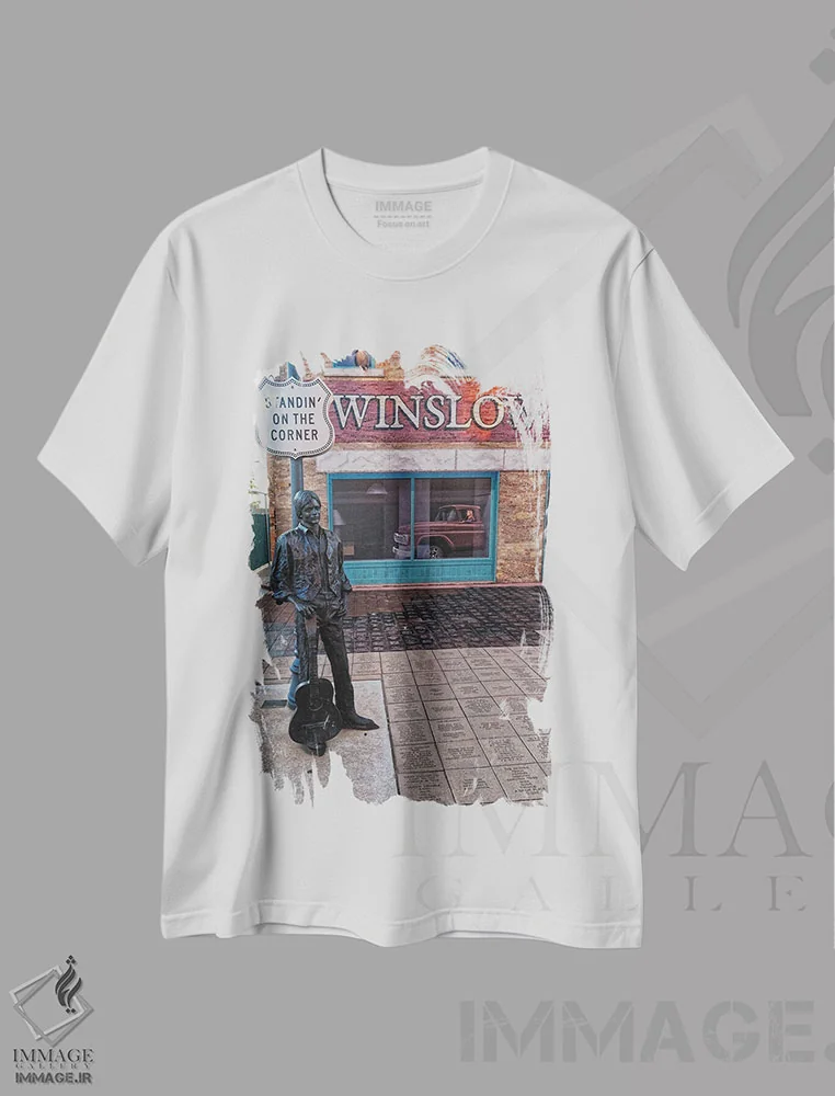 تیشرت سفید طرح دار ایستاده در گوشه، مدیوم اثر جورج اوزه | فروشگاه ایماژ