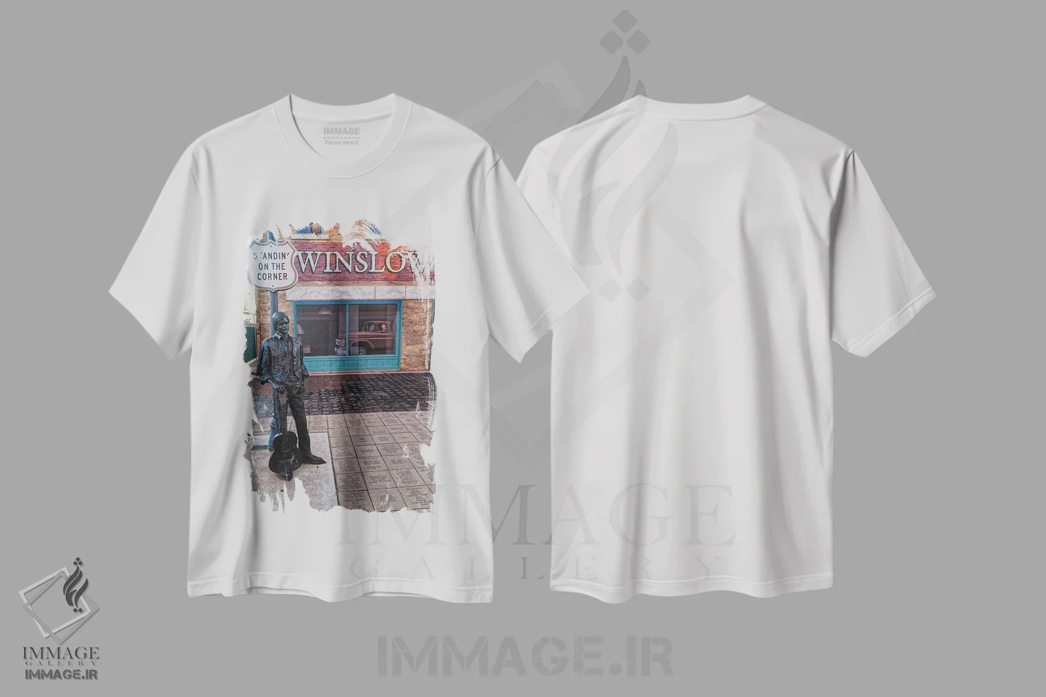 تیشرت سفید طرح دار ایستاده در گوشه، مدیوم اثر جورج اوزه | فروشگاه ایماژ