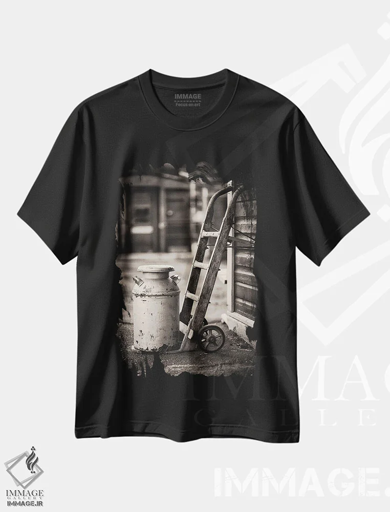 تیشرت مشکی طرح دار ظرف شیر قدیمی با فرغون دستی در ایستگاه قطار، مدیوم اثر جورج اوزه | immage.ir
