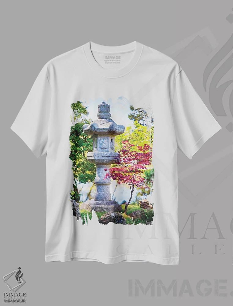 تیشرت سفید طرح دار فانوس ژاپنی در باغ، مدیوم اثر جورج اوزه | immage.ir