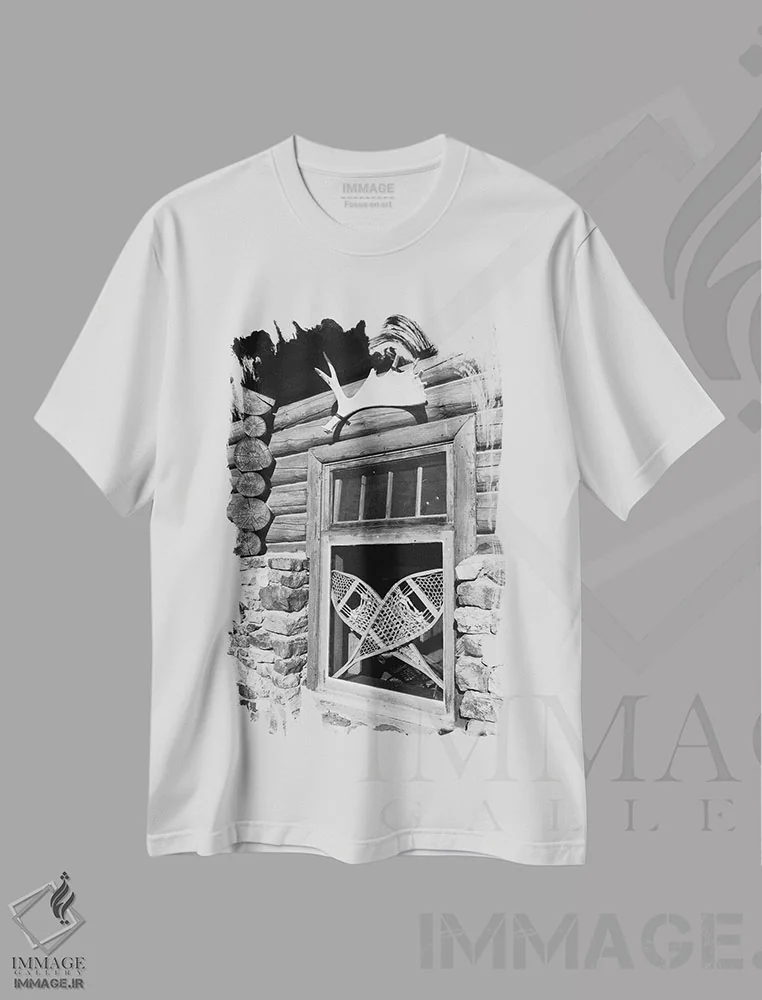 تیشرت سفید طرح دار پنجره آلاچیق آلپی، آلبرتا، کانادا، عکاسی سیاه و سفید اثر جورج اوزه | فروشگاه ایماژ