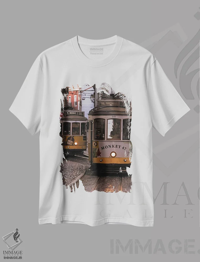تیشرت سفید طرح دار ترام های قدیمی در محله آلفاما، لیسبون، پرتغال، مدیوم اثر جورج اوزه | immage.ir