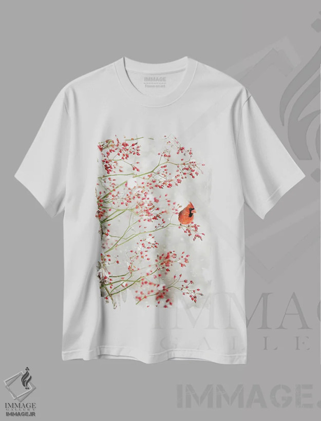 تیشرت سفید طرح دار کاردینال قرمز در میان توت های قرمز، دکور تعطیلات اثر کری ان گریپو-پایک | فروشگاه ایماژ