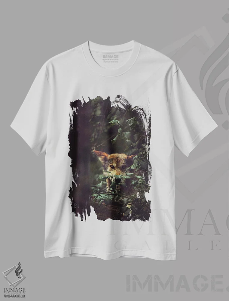 تیشرت سفید طرح دار گرگ، دکور کلبه و لژ اثر کری ان گریپو-پایک | immage.ir
