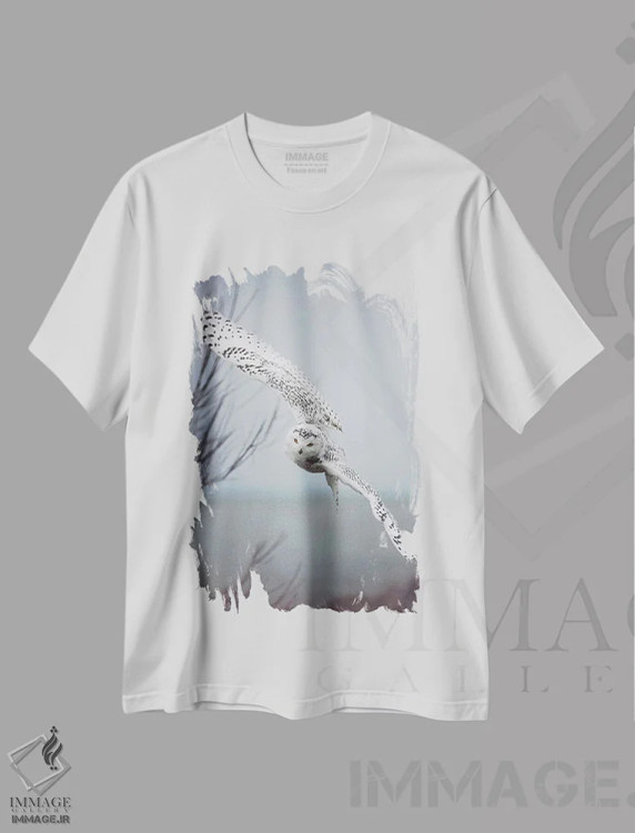 تیشرت سفید طرح دار پرواز جغد برفی، دکور کلبه و لژ اثر کری ان گریپو-پایک | immage.ir
