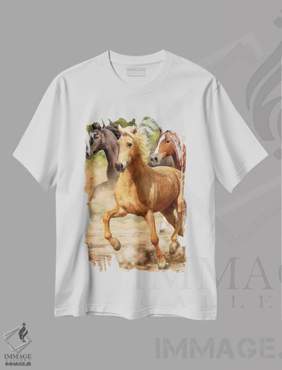 تیشرت سفید طرح دار اسب های چهارنعل، دکور روستایی اثر گرگ جوردانو | immage.ir