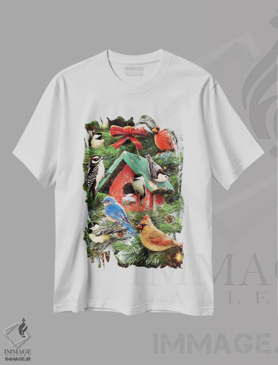تیشرت سفید طرح دار خانه پرندهٔ کریسمس و کاج ها، تزئینی اثر گرگ جوردانو | فروشگاه ایماژ