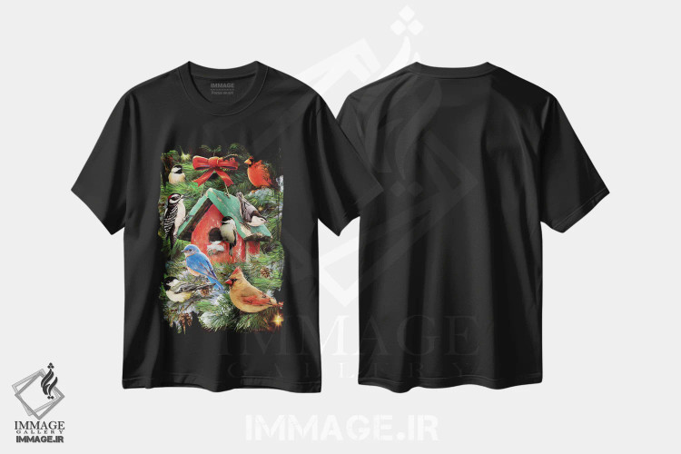 تیشرت مشکی طرح دار خانه پرندهٔ کریسمس و کاج ها، تزئینی اثر گرگ جوردانو | immage.ir