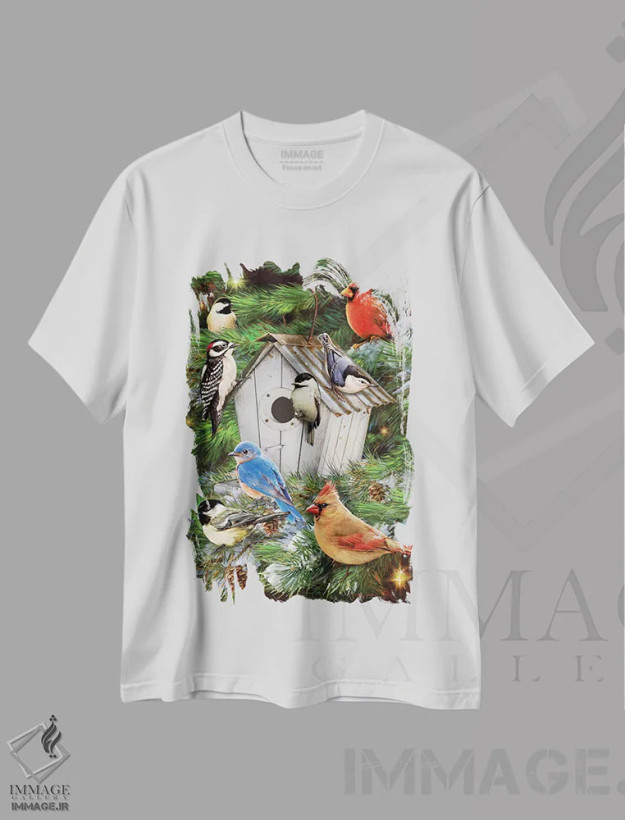 تیشرت سفید طرح دار خانه پرنده زمستانی و درختان کاج، تزئینی اثر گرگ جوردانو | فروشگاه ایماژ