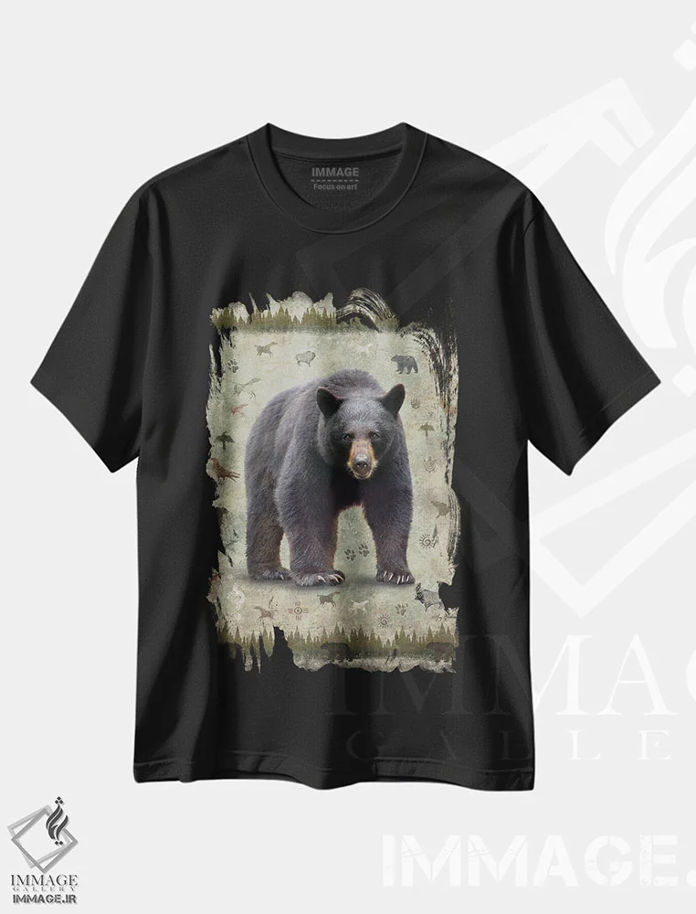 تیشرت مشکی طرح دار خرس سیاه، دکور کلبه و لژ اثر گرگ جوردانو | فروشگاه ایماژ
