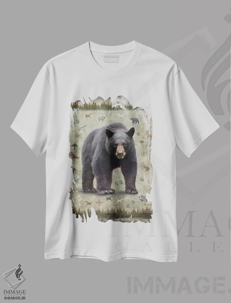 تیشرت سفید طرح دار خرس سیاه، دکور کلبه و لژ اثر گرگ جوردانو | immage.ir