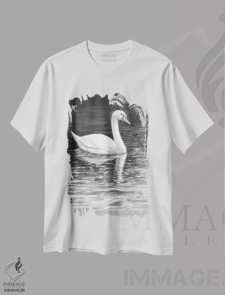 تیشرت سفید طرح دار قو، دکور کلبه و لژ اثر گرگ جوردانو | فروشگاه ایماژ
