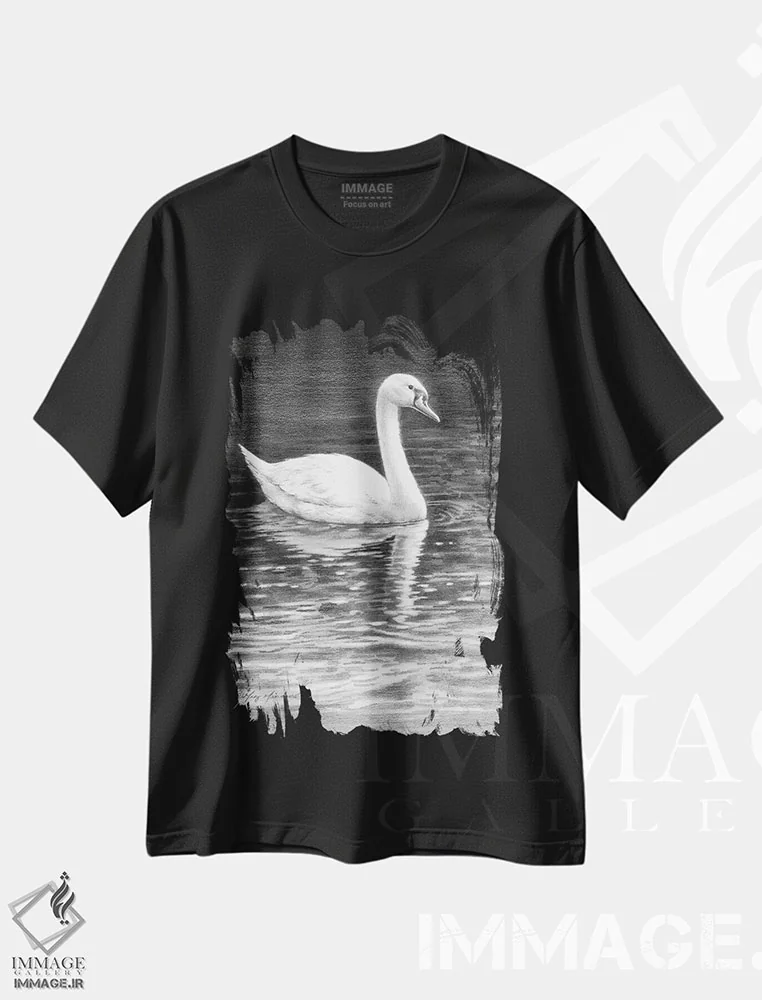 تیشرت مشکی طرح دار قو، دکور کلبه و لژ اثر گرگ جوردانو | immage.ir