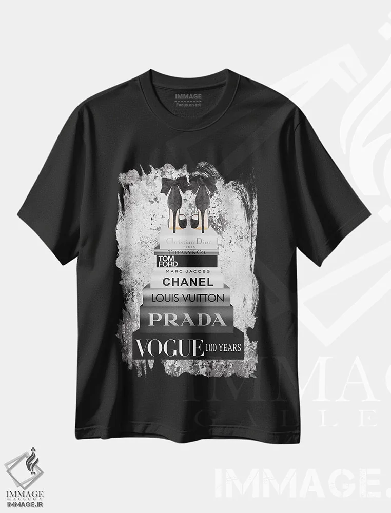 تیشرت مشکی طرح دار پشتهٔ کتاب فلزی نقره ای، تزئینی اثر آماندا گرینوود | فروشگاه ایماژ