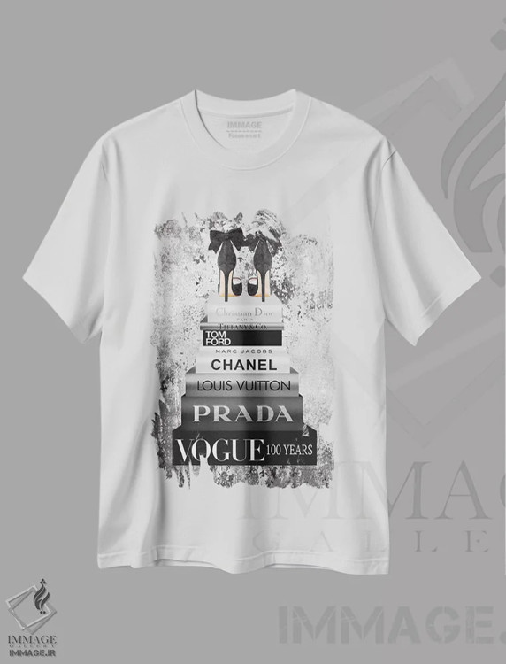 تیشرت سفید طرح دار پشتهٔ کتاب فلزی نقره ای، تزئینی اثر آماندا گرینوود | immage.ir