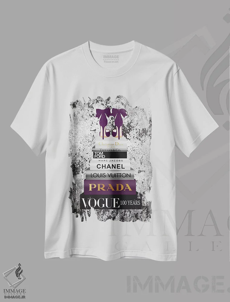تیشرت سفید طرح دار پشتهٔ کتاب فلزی نقره ای طلایی بنفش و نام های جدید، تزئینی اثر آماندا گرینوود | فروشگاه ایماژ
