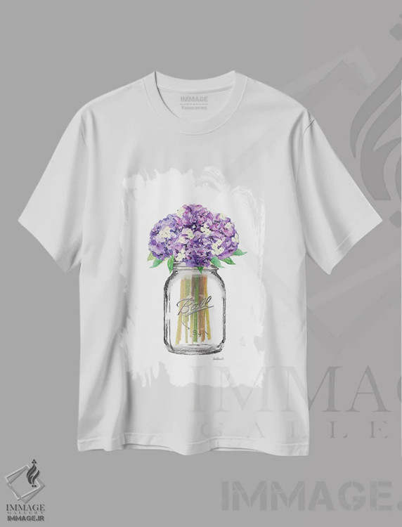 تیشرت سفید طرح دار شیشه با گل های ادریسی بنفش و زرد، دکور معاصر اثر آماندا گرینوود | immage.ir