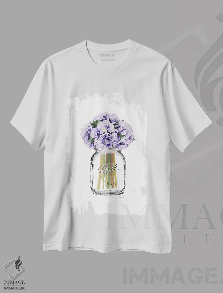 تیشرت سفید طرح دار شیشه با گل های ادریسی بنفش، دکور معاصر اثر آماندا گرینوود | فروشگاه ایماژ