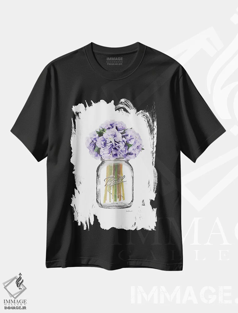 تیشرت مشکی طرح دار شیشه با گل های ادریسی بنفش، دکور معاصر اثر آماندا گرینوود | immage.ir