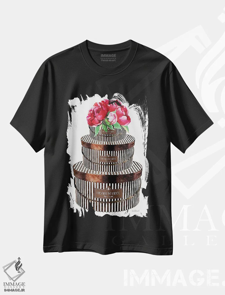 تیشرت مشکی طرح دار جعبه های کلاه با گل های قرمز، دکور معاصر اثر آماندا گرینوود | فروشگاه ایماژ