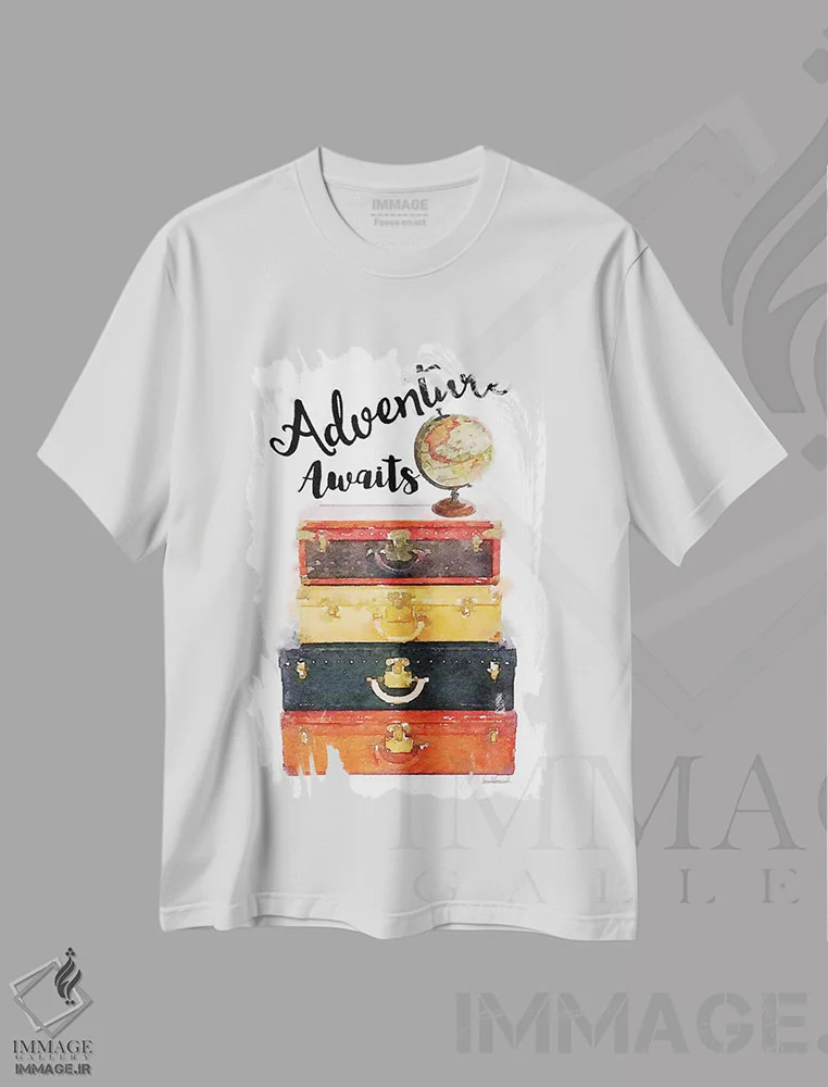 تیشرت سفید طرح دار دسته چمدان، ماجراجویی در انتظار است، تزئینی اثر آماندا گرینوود | immage.ir