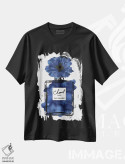تیشرت مشکی طرح دار عطر با گل مشکی و آبی، دکور معاصر اثر آماندا گرینوود | immage.ir