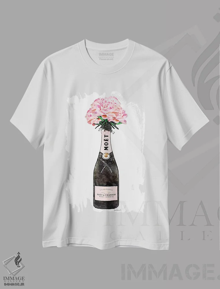 تیشرت سفید طرح دار شامپاین و گل صدتومانی صورتی، تزئینی اثر آماندا گرینوود | immage.ir