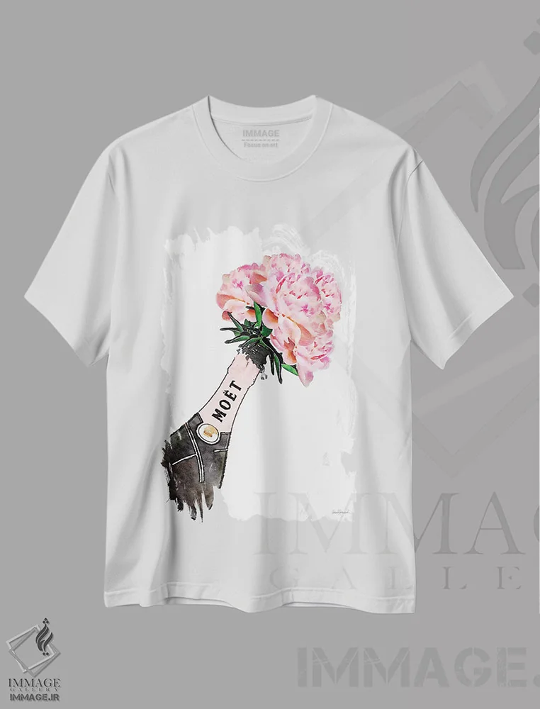 تیشرت سفید طرح دار شامپاین با پاشش صورتی و گل صدتومانی V، تزئینی اثر آماندا گرینوود | فروشگاه ایماژ