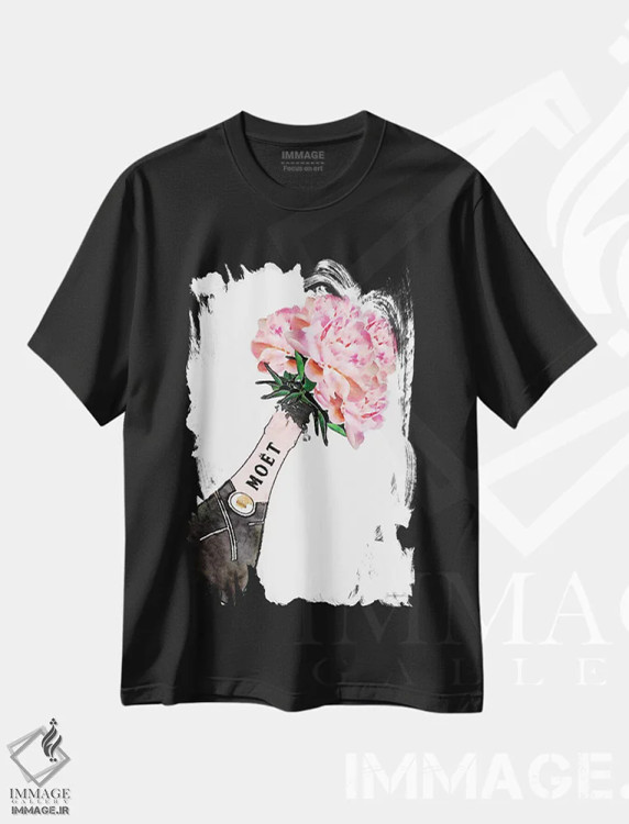 تیشرت مشکی طرح دار شامپاین با پاشش صورتی و گل صدتومانی V، تزئینی اثر آماندا گرینوود | immage.ir