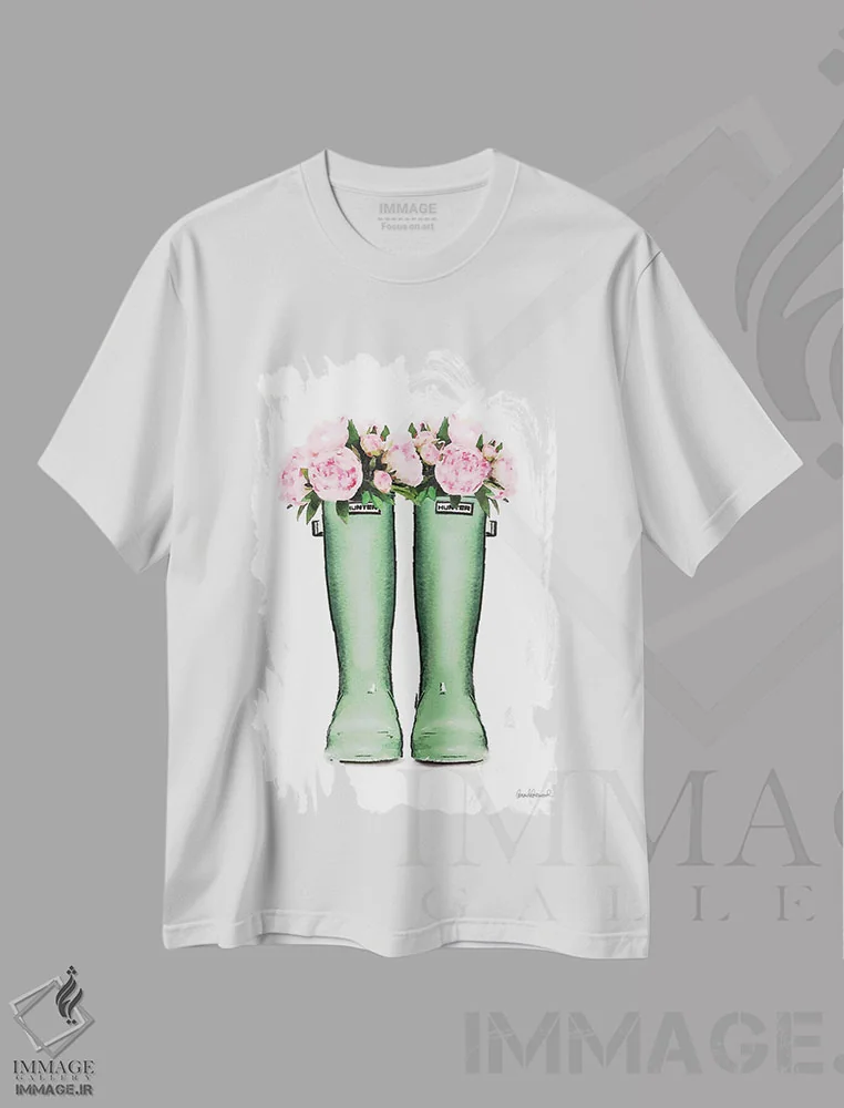 تیشرت سفید طرح دار چکمه های هانتر سبز و گل صدتومانی صورتی، تزئینی اثر آماندا گرینوود | فروشگاه ایماژ