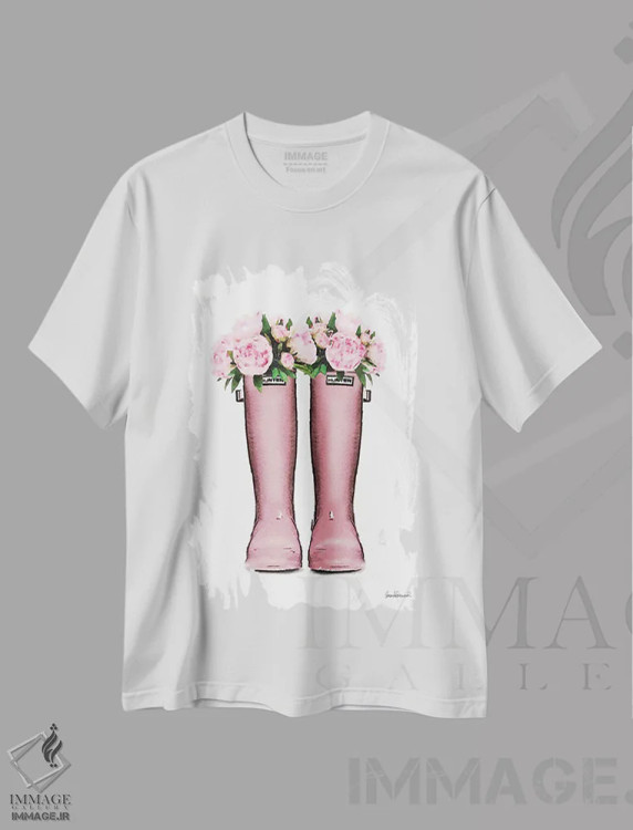 تیشرت سفید طرح دار چکمه های هانتر صورتی و گل صدتومانی صورتی، تزئینی اثر آماندا گرینوود | immage.ir