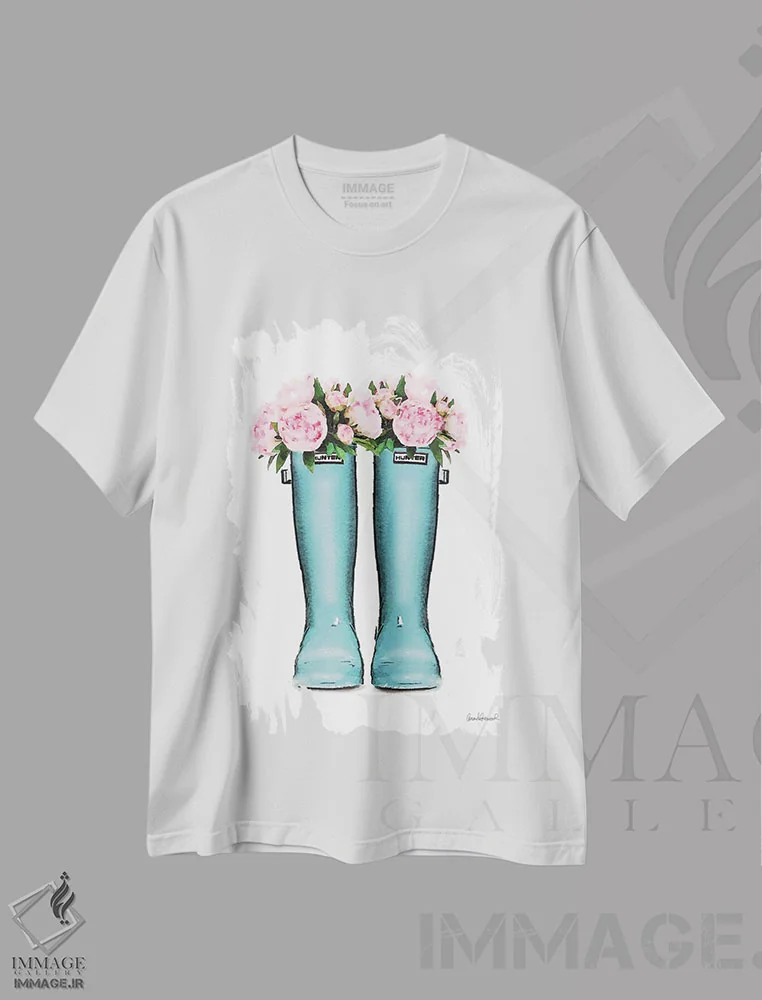 تیشرت سفید طرح دار چکمه های هانتر ملایم با گل صدتومانی آبی و صورتی، تزئینی اثر آماندا گرینوود | فروشگاه ایماژ