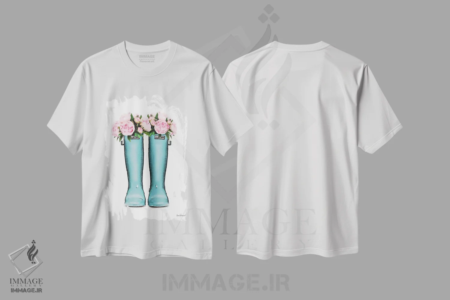 تیشرت سفید طرح دار چکمه های هانتر ملایم با گل صدتومانی آبی و صورتی، تزئینی اثر آماندا گرینوود | فروشگاه ایماژ