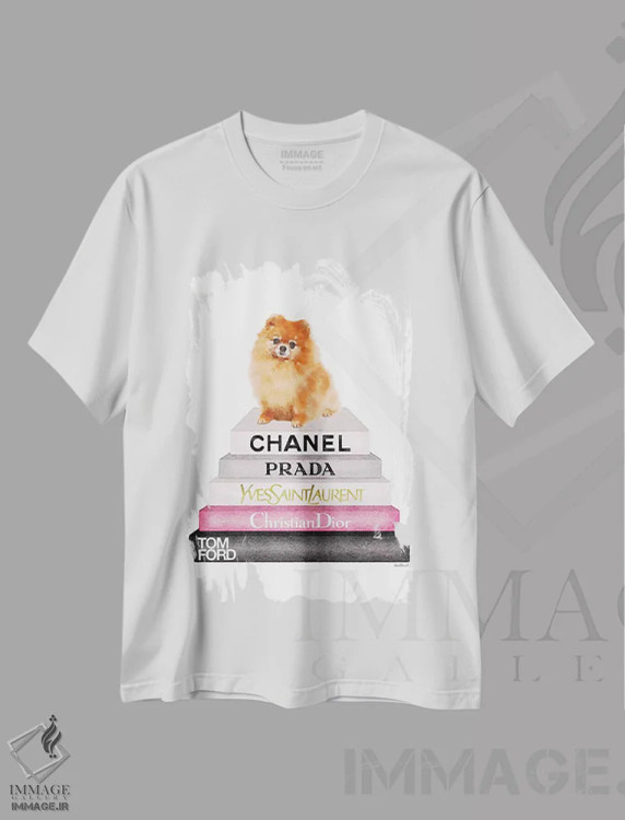 تیشرت سفید طرح دار دسته کتاب جدید و سگ پامرانین، تزئینی اثر آماندا گرینوود | immage.ir