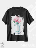 تیشرت مشکی طرح دار عطر فیروزه ای و گل صدتومانی صورتی، تزئینی اثر آماندا گرینوود | immage.ir