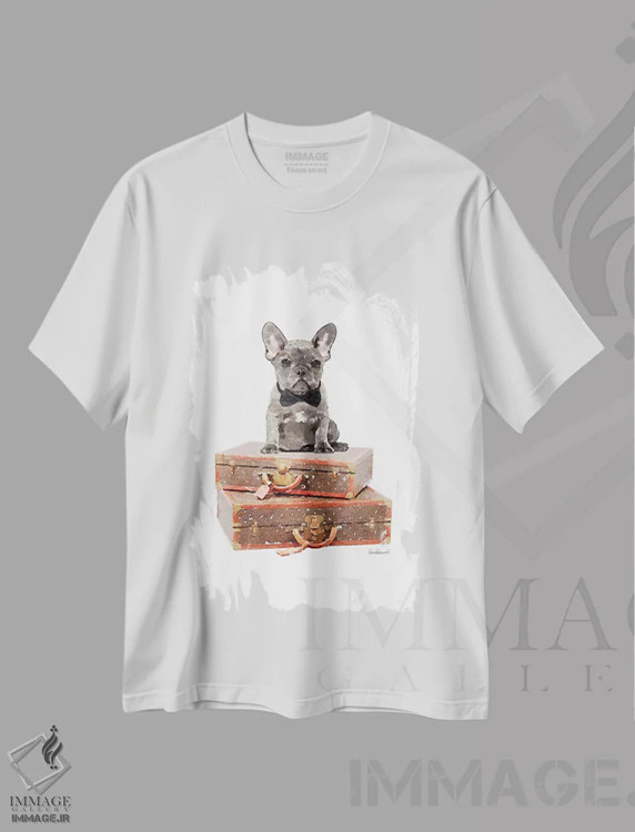 تیشرت سفید طرح دار چمدان و سگ فرنچ بولداگ خاکستری، تزئینی اثر آماندا گرینوود | فروشگاه ایماژ