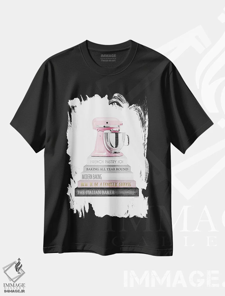 تیشرت مشکی طرح دار دسته کتاب آشپزی با همزن صورتی، تزئینی اثر آماندا گرینوود | immage.ir