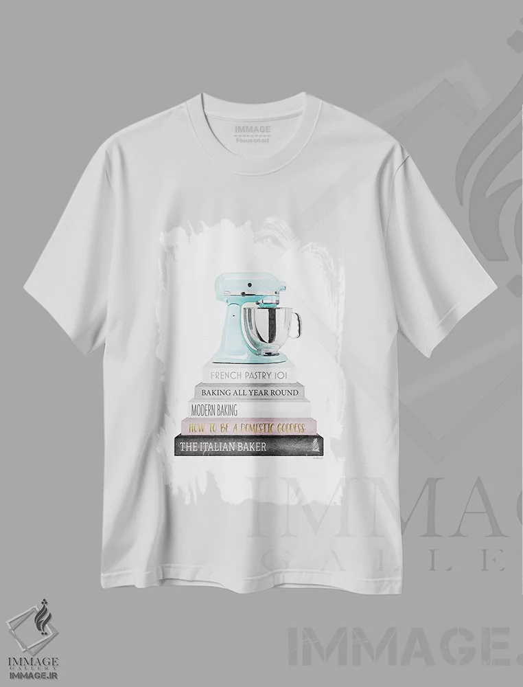 تیشرت سفید طرح دار دسته کتاب آشپزی خاکستری و صورتی با همزن فیروزه ای، تزئینی اثر آماندا گرینوود | immage.ir