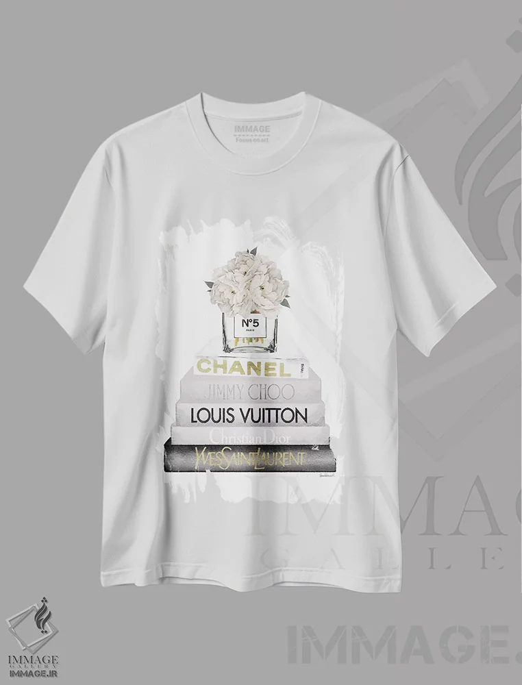 تیشرت سفید طرح دار دسته کتاب خاکستری با گل ادریسی در گلدان کرمی، تزئینی اثر آماندا گرینوود | immage.ir