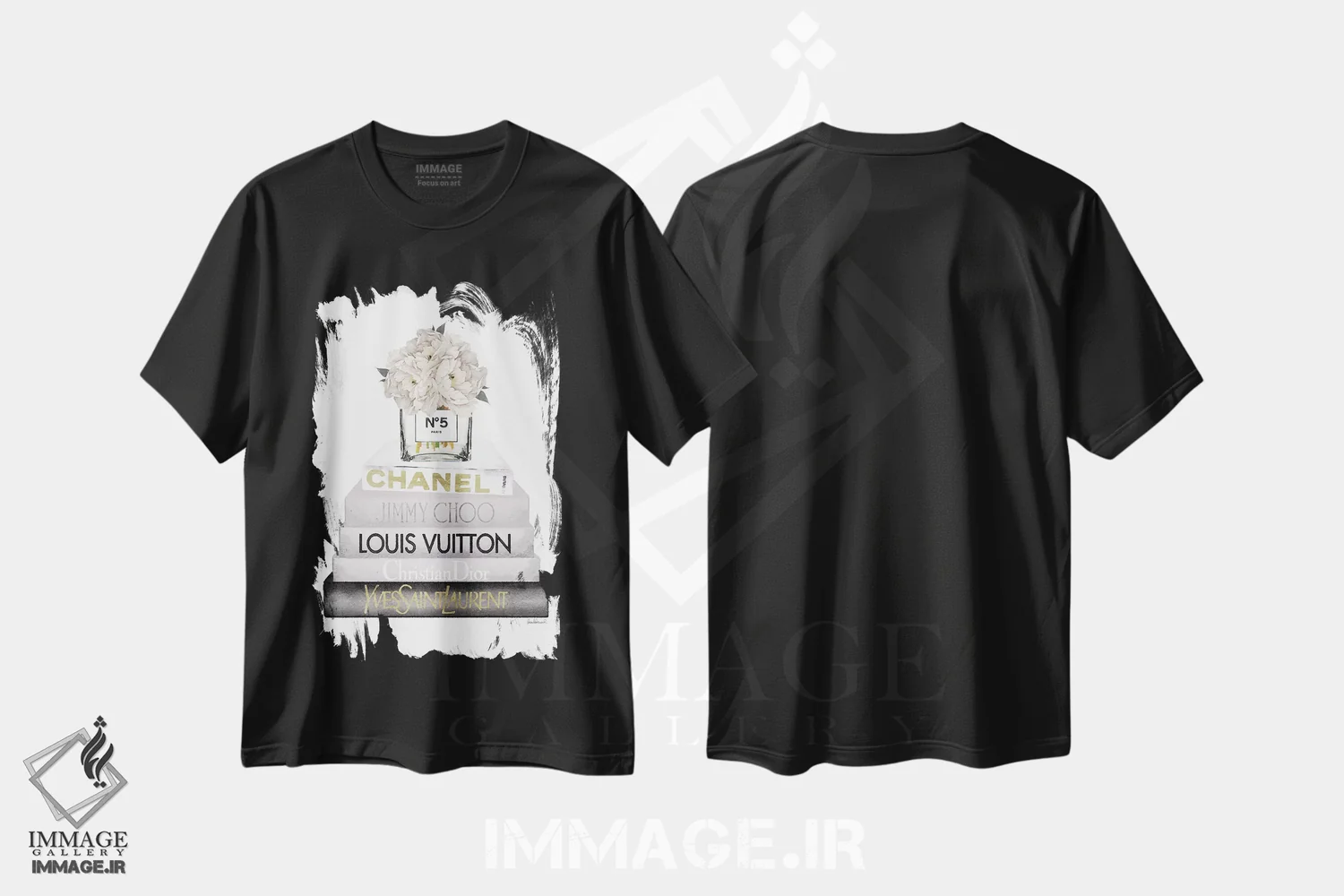 تیشرت مشکی طرح دار دسته کتاب خاکستری با گل ادریسی در گلدان کرمی، تزئینی اثر آماندا گرینوود | فروشگاه ایماژ