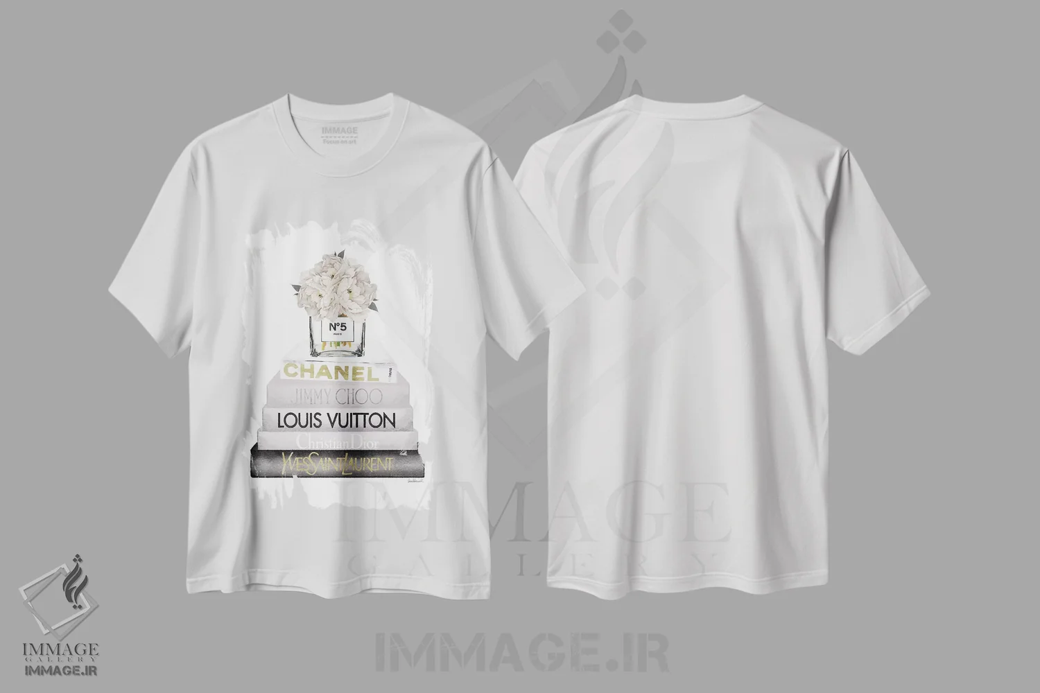 تیشرت سفید طرح دار دسته کتاب خاکستری با گل ادریسی در گلدان کرمی، تزئینی اثر آماندا گرینوود | immage.ir