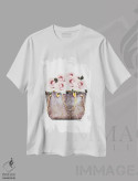 تیشرت سفید طرح دار کیف قهوه ای پر از رز صورتی روشن، تزئینی اثر آماندا گرینوود | فروشگاه ایماژ