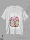 تیشرت سفید طرح دار کیف قهوه ای پر از گل صدتومانی صورتی، تزئینی اثر آماندا گرینوود | immage.ir