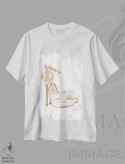 تیشرت سفید طرح دار نمای کناری کفش پاشنه بلند کرمی، تزئینی اثر آماندا گرینوود | فروشگاه ایماژ