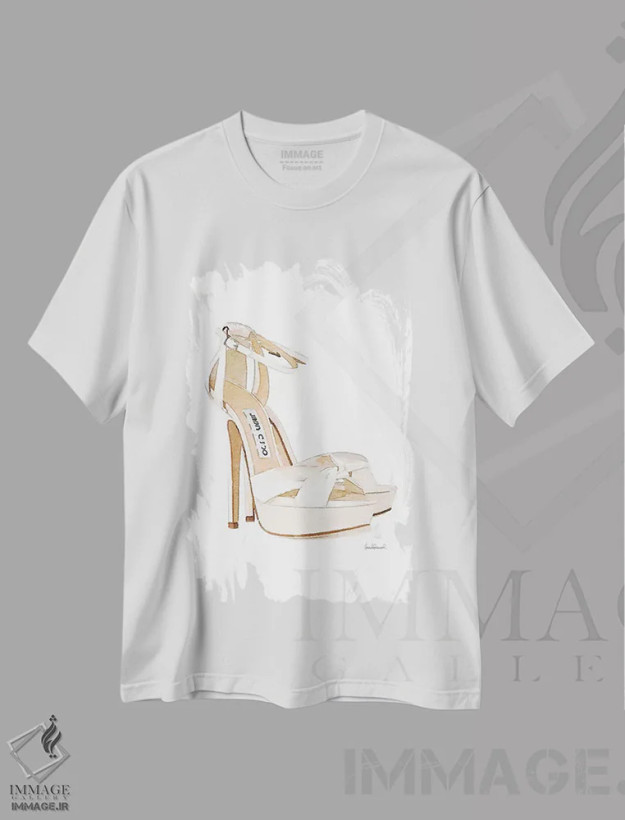 تیشرت سفید طرح دار نمای کناری کفش پاشنه بلند کرمی، تزئینی اثر آماندا گرینوود | فروشگاه ایماژ