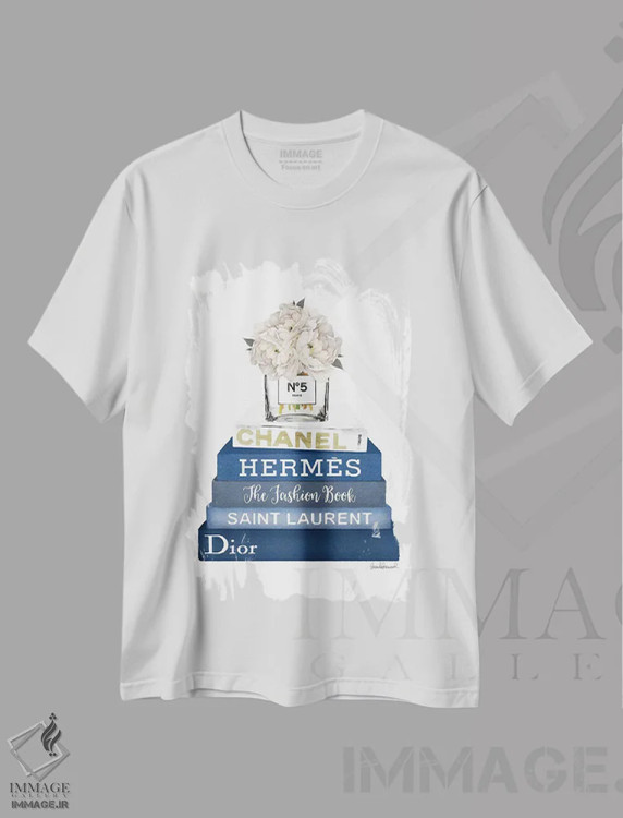 تیشرت سفید طرح دار کتاب های سرمه ای ملایم با گلدان گل صدتومانی سفید، تزئینی اثر آماندا گرینوود | immage.ir
