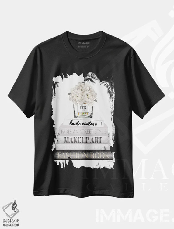 تیشرت مشکی طرح دار کتاب های خاکستری با گلدان گل صدتومانی سفید، تزئینی اثر آماندا گرینوود | immage.ir