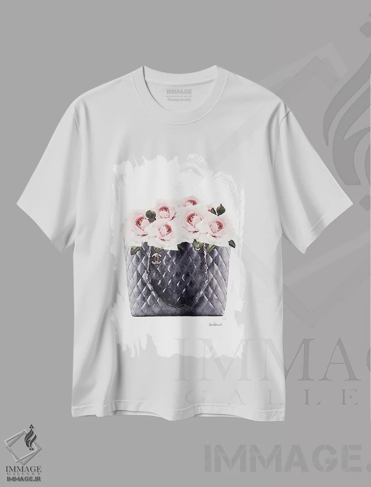 تیشرت سفید طرح دار کیف دستی مشکی پر از رز صورتی، تزئینی اثر آماندا گرینوود | فروشگاه ایماژ