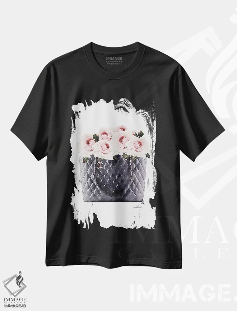 تیشرت مشکی طرح دار کیف دستی مشکی پر از رز صورتی، تزئینی اثر آماندا گرینوود | immage.ir