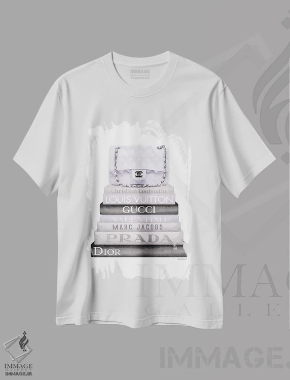 تیشرت سفید طرح دار دسته کتاب خاکستری و یاسی و کیف دوخته شده، تزئینی اثر آماندا گرینوود | immage.ir